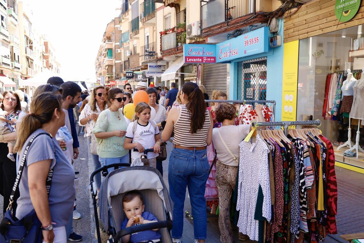 Los cacharritos, la magia y la barra anima las compras en una mañana de sábado calurosa