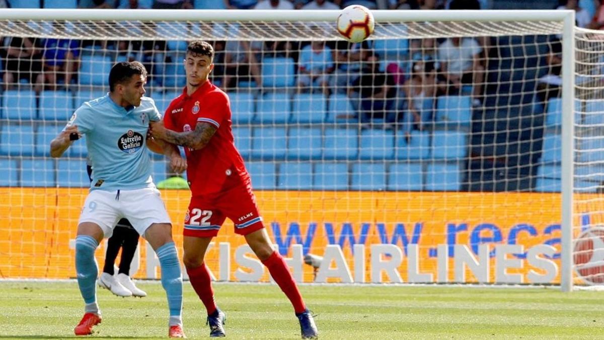 Mario Hermoso, autor del 0-1, pugna con Maxi Gómez.