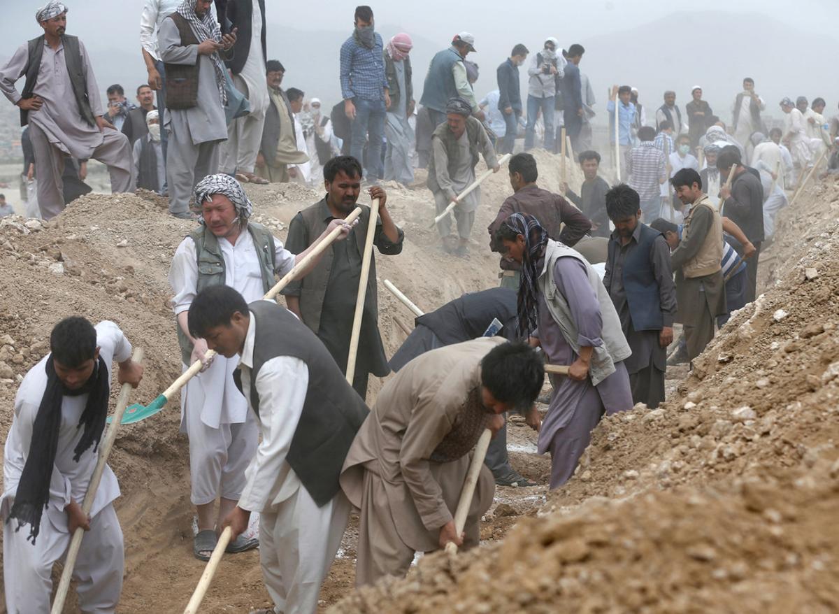 People dig graves for the victims of yesterday’s suicide attack in Kabul, Afghanistan July 24, 2016. REUTERS/ Omar Sobhani