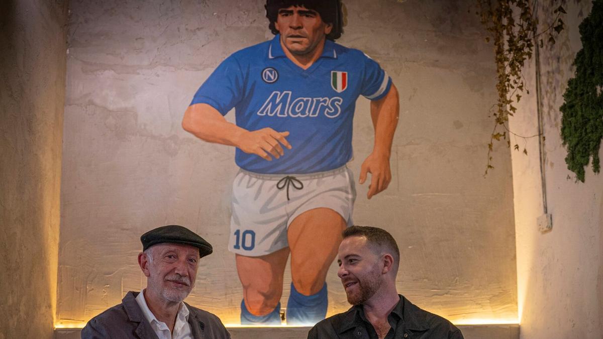 Armando Camerlingo y Emmanuele Stevanato, ante el mural de Diego Armando Maradona en el restaurante Número Diez.