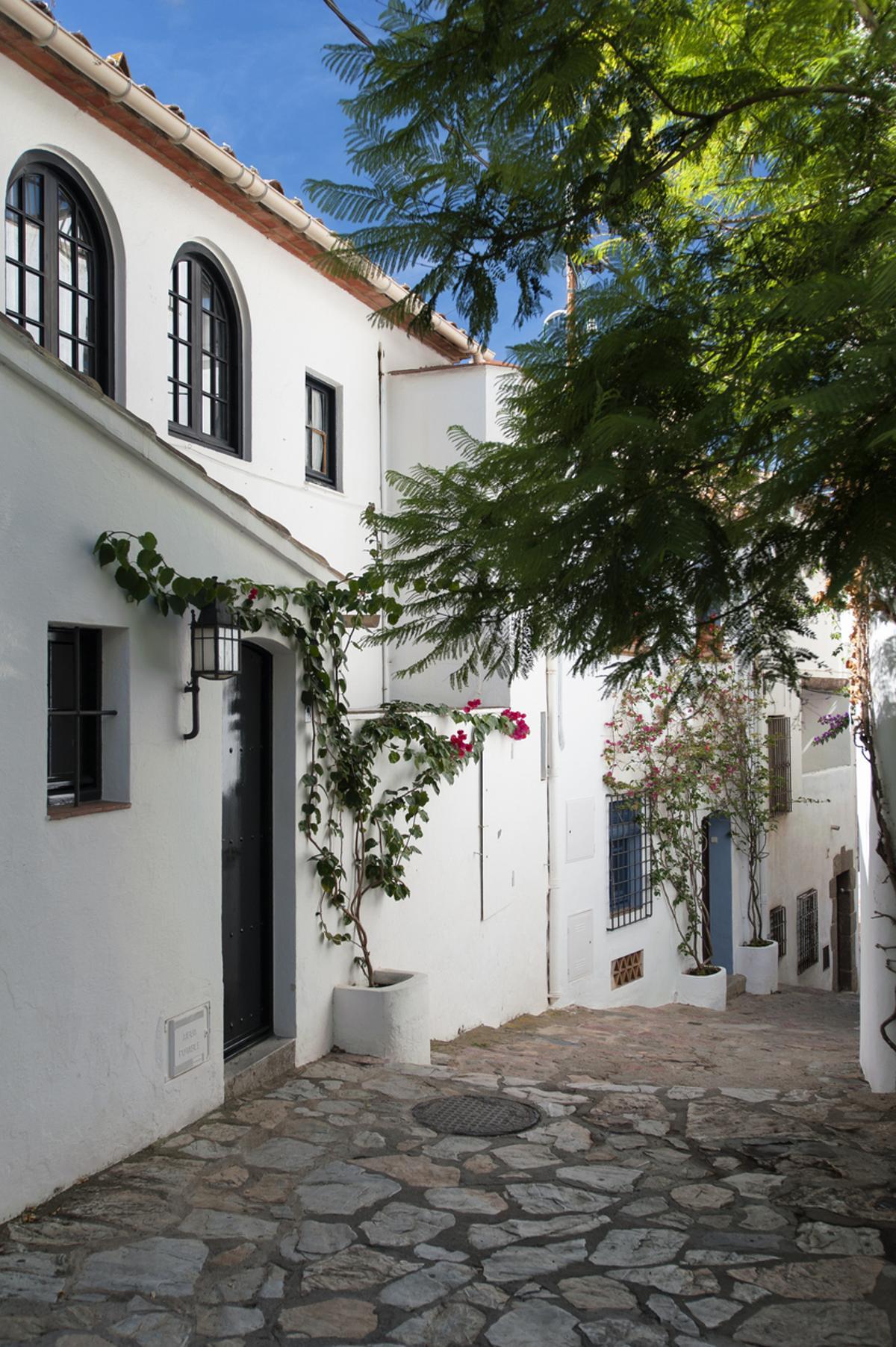 Un pueblo marinero de calles empedradas, fachadas blancas y muchas buganvillas.