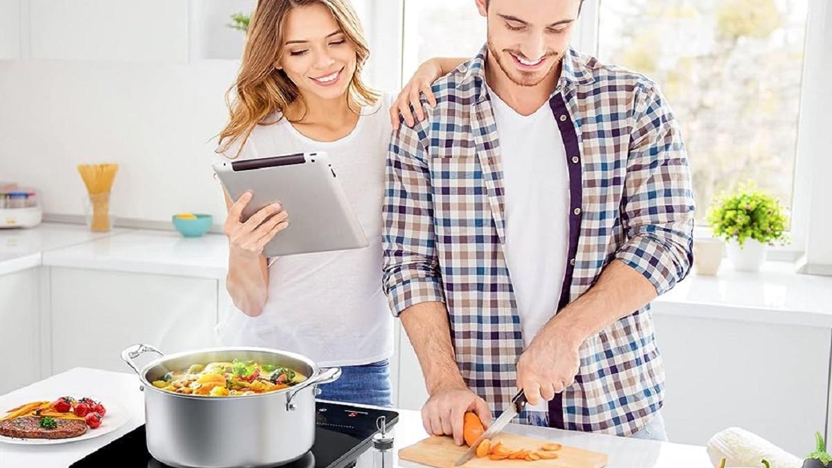 Ama de casa con utensilios de cocina. mujer feliz cocinando comida