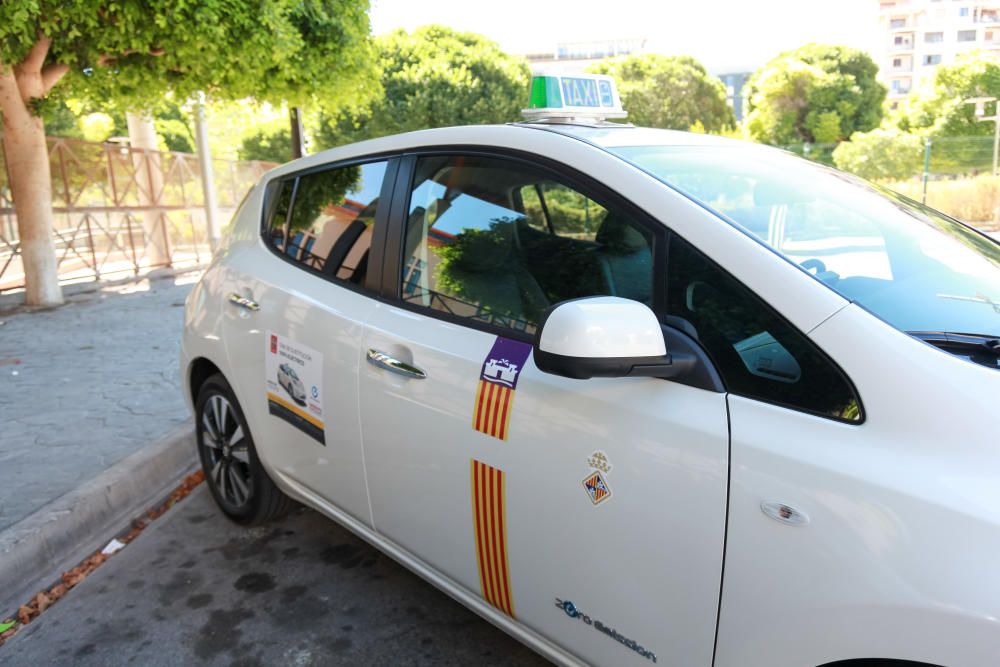 Presentan los primeros taxis eléctricos 100 %