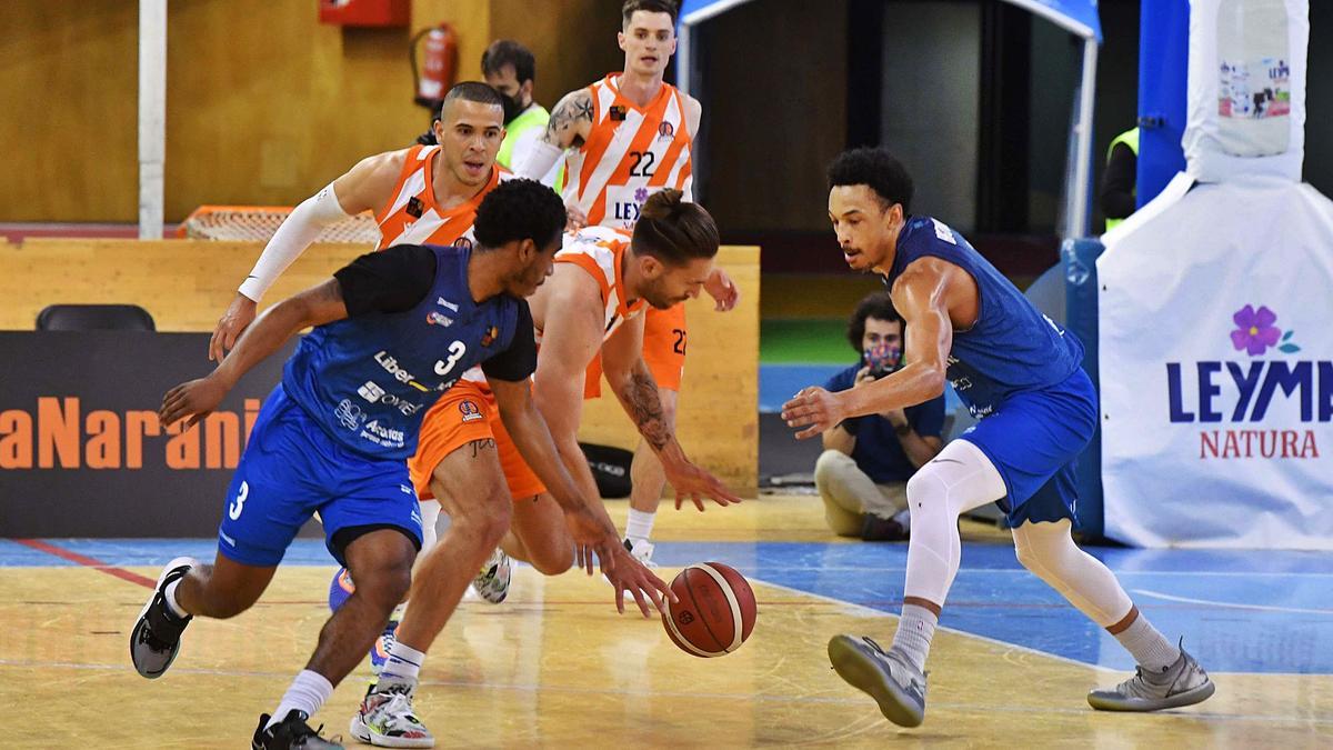 Osvaldas Matulionis bota la pelota, en el partido del ‘play off’ contra el Oviedo, entre Brown y Speight, con Dago Peña y Zach Monaghan al fondo. |  // VÍCTOR ECHAVE