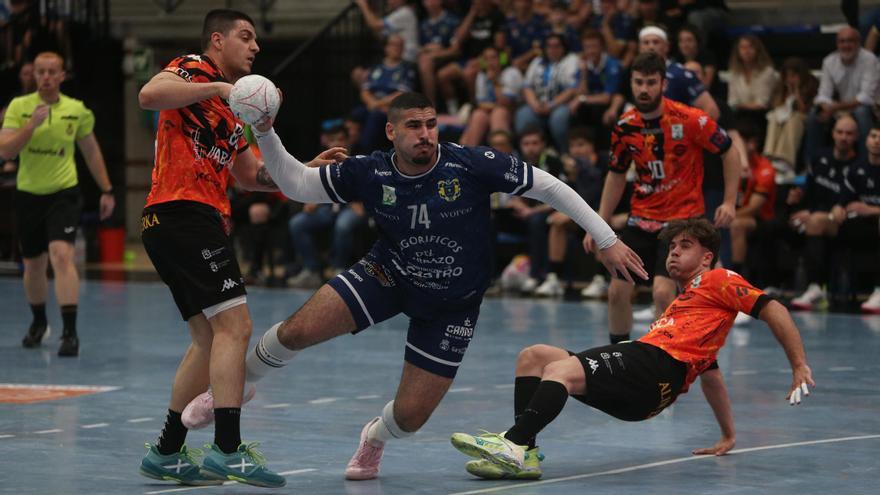 Omar Sherif se hace hueco entre la defensa del Ademar para lanzar a puerta en el duelo copero de ayer.