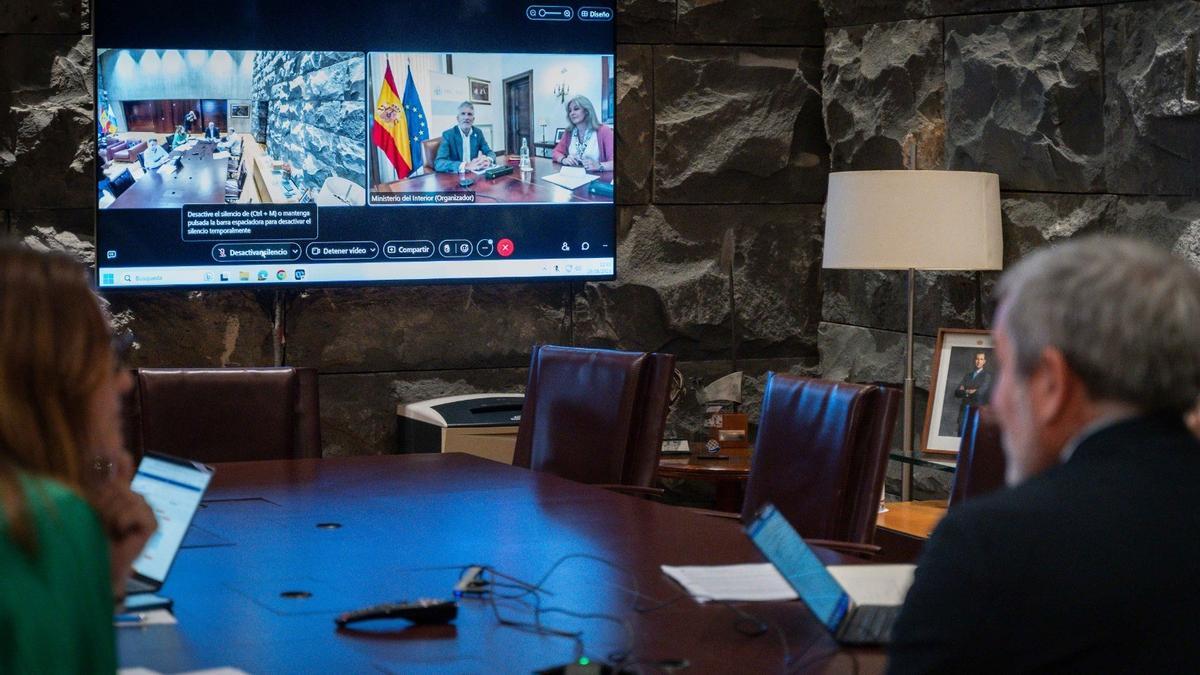 El presidente de Canarias, Fernando Clavijo, en una reunión por viceconferencia con el ministro del Interior, Fernando Grande-Marlaska, para analizar el repunte en la llegada de migrantes irregulares