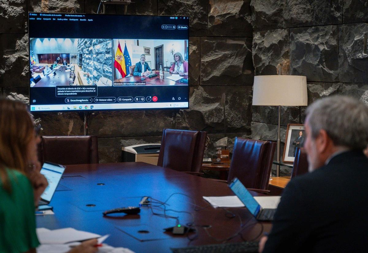 El presidente de Canarias, Fernando Clavijo, en una reunión por viceconferencia con el ministro del Interior, Fernando Grande-Marlaska, para analizar el repunte en la llegada de migrantes irregulares