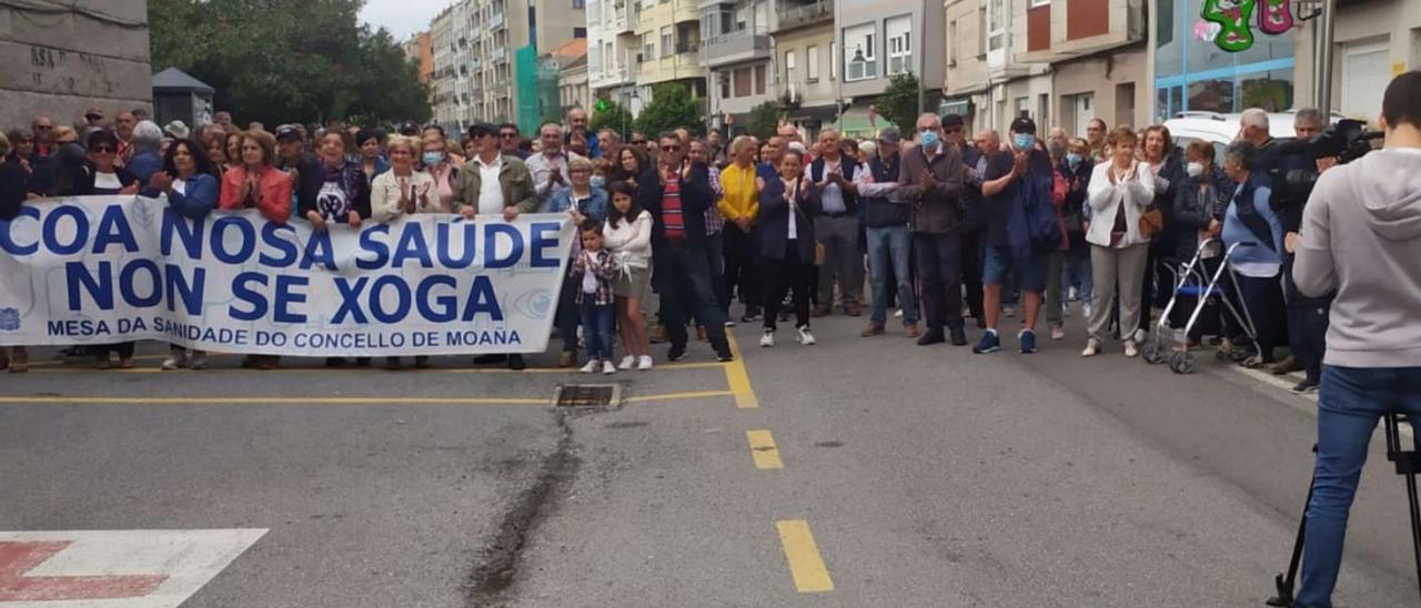 Algunos de los participantes en la concentración de ayer ante la Casa do Mar de Moaña.