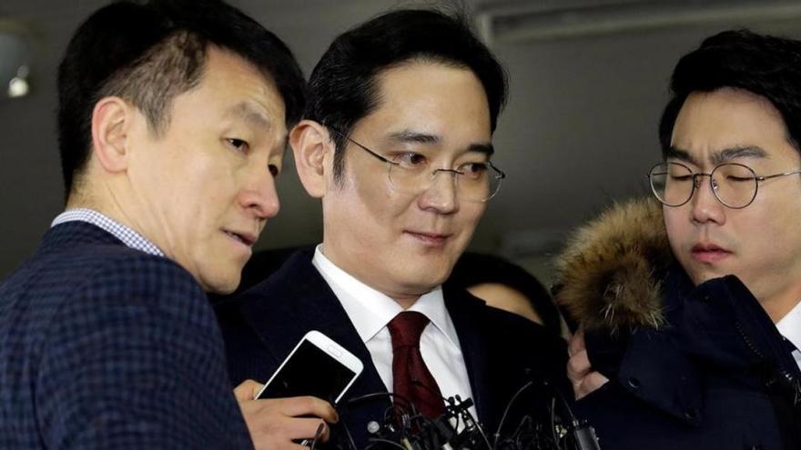 La Fiscalía de Corea del Sur estudia si detiene al heredero de Samsung