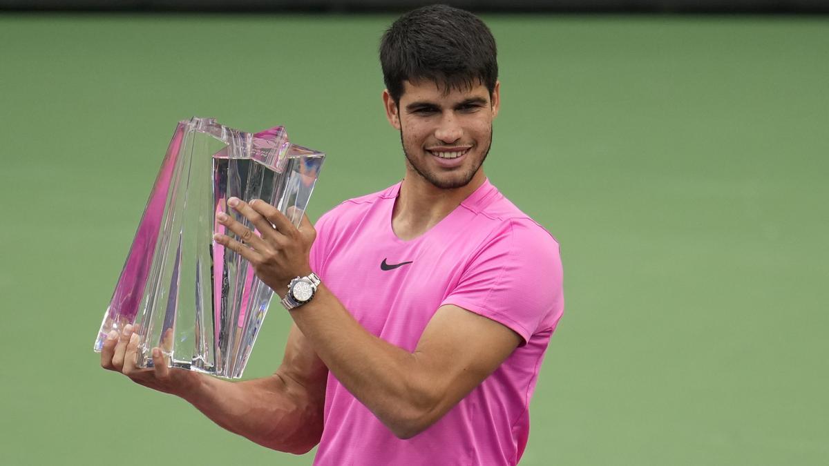 Carlos Alcaraz, con el trofeo de Indian Wells tras batir a Daniil Medvedev en la final.