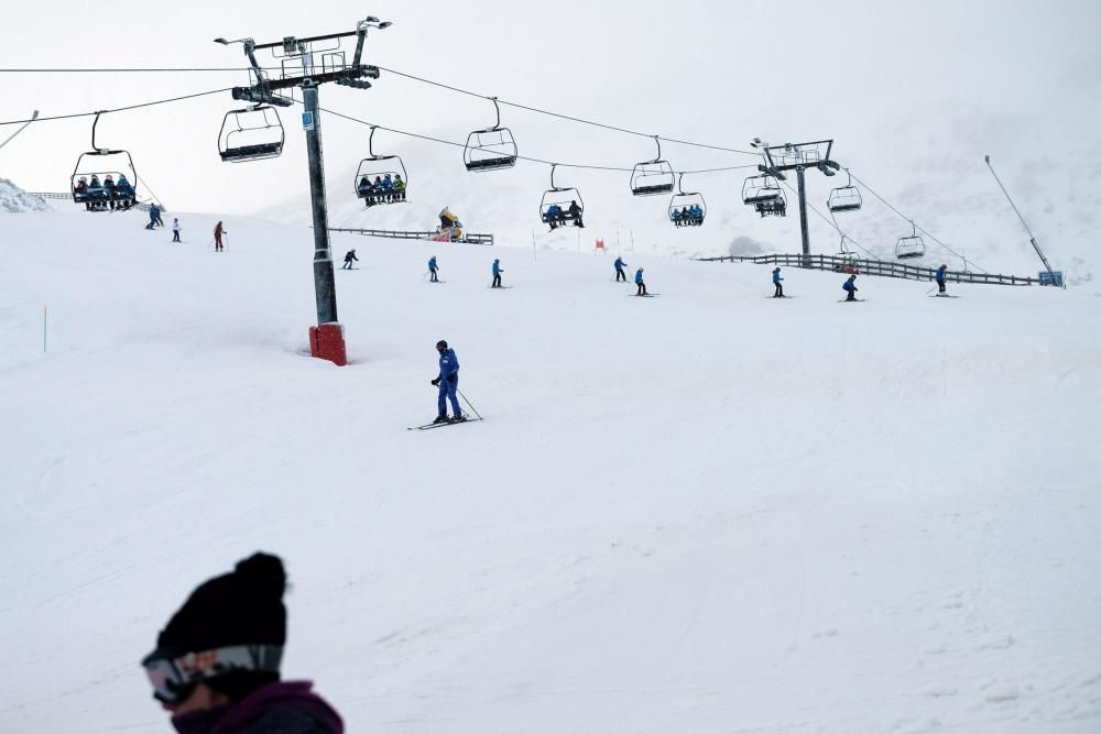 Multitud de esquiadores en Pajares en el domingo tras el temporal de nieve.