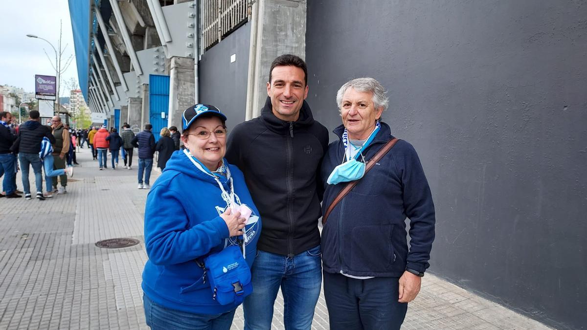 Lionel Scaloni en los aledaños de Riazor hoy con aficionados de la peña de Villagarcía