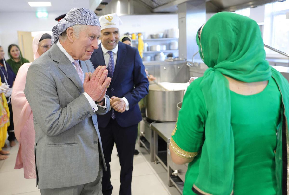 El Rey Carlos III visita el Guru Nanak Gurdwara Luton, donde se brinda enseñanza y práctica religiosa sij para todos los miembros de la comunidad y proporciona servicios sociales voluntarios para los ancianos, jóvenes y otros grupos de la comunidad.