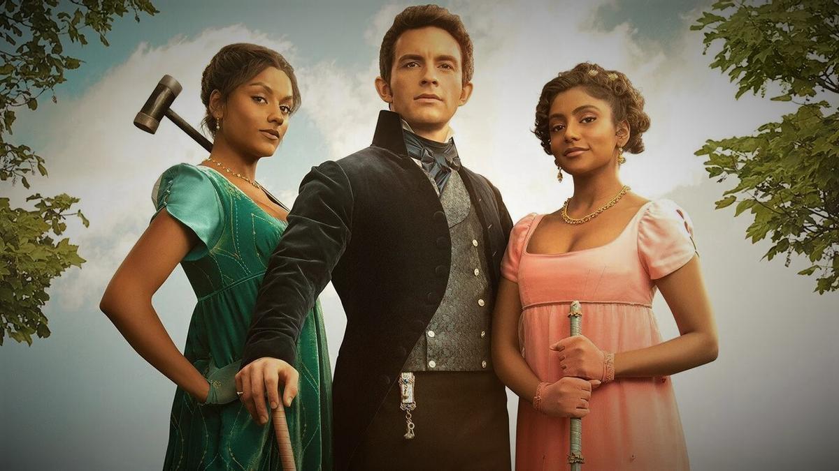 Simone Ashley, Jonathan Bailey y Charithra Chandran, en una imagen promocional de la segunda temporada de 'Los Bridgerton'