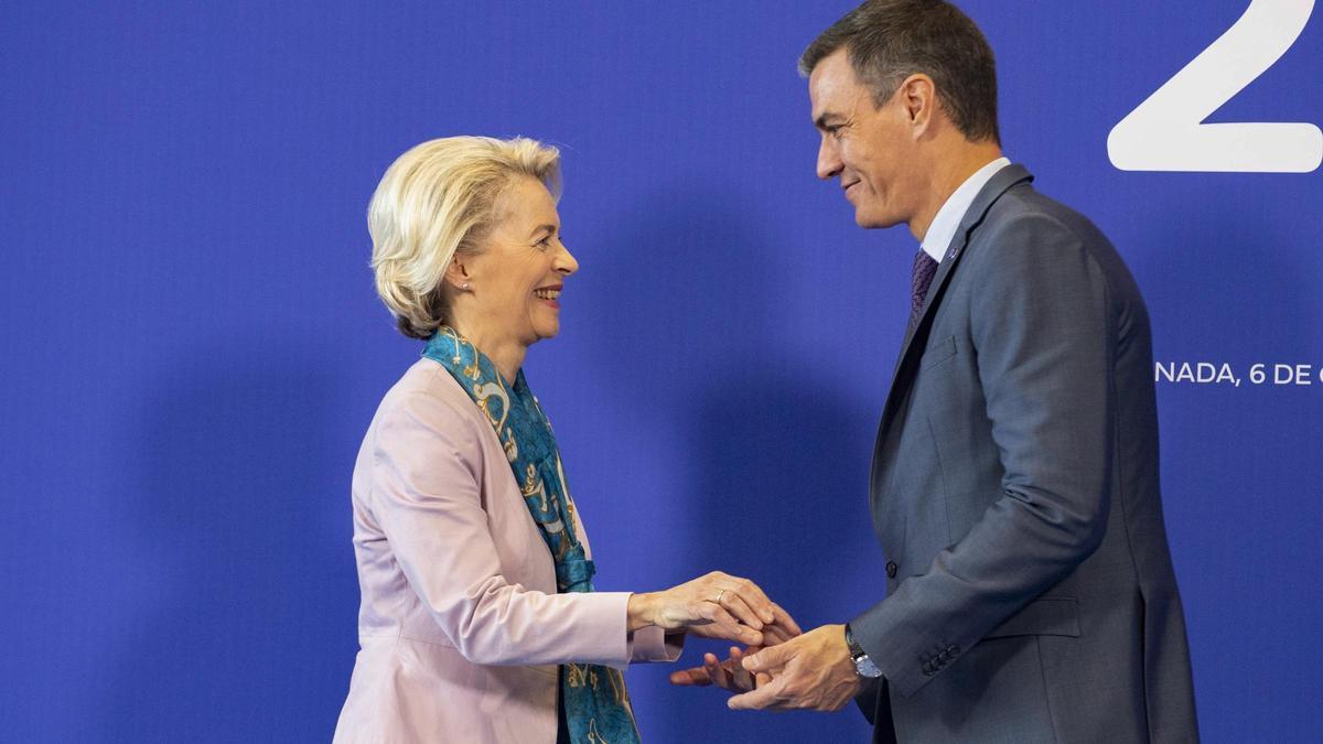 La presidenta de la Comisión Europea, Ursula von der Leyen, y el presidente español, Pedro Sánchez, durante la cumbre de Granada.