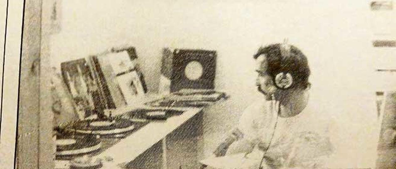 Joan Vidal, en el primer estudio de la radio.