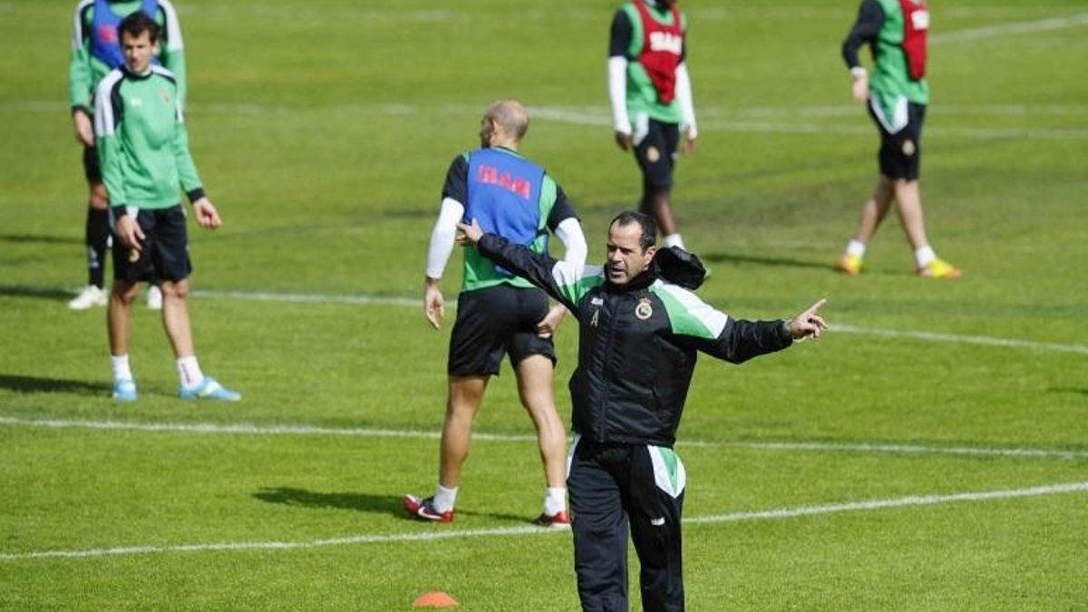 Álvaro Cervera, en su etapa como entrenador del Racing.
