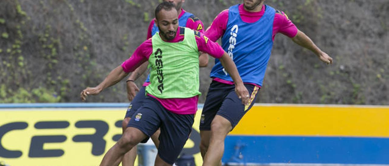 El extremo Nabil El Zhar intenta escaparse del central Pedro Bigas en uno de los entrenamientos de esta semana.