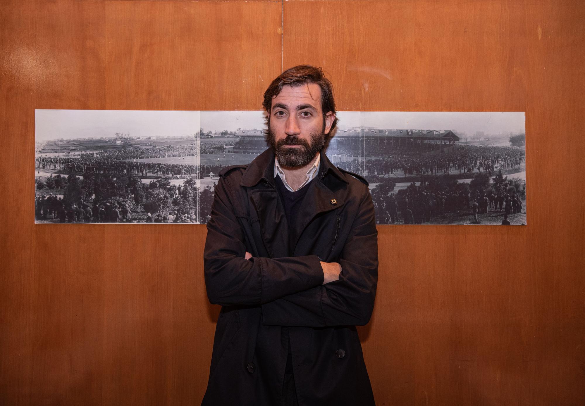 El periodista Alejandro Requeijo ante una foto del antiguo estadio Metropolitano de Madrid