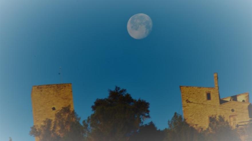 Lluna al castell de Sant Vicenç de Castellet.