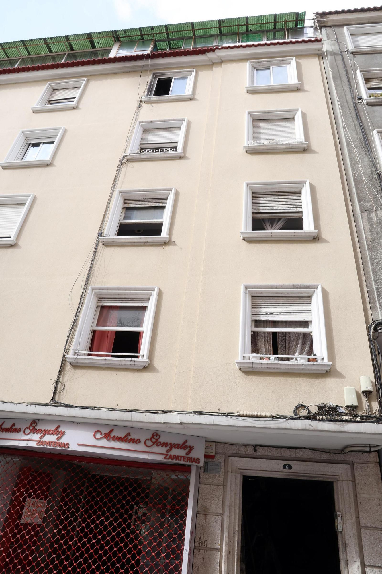 Los vecinos vuelven al edificio incendiado en Vigo a por sus pertenencias