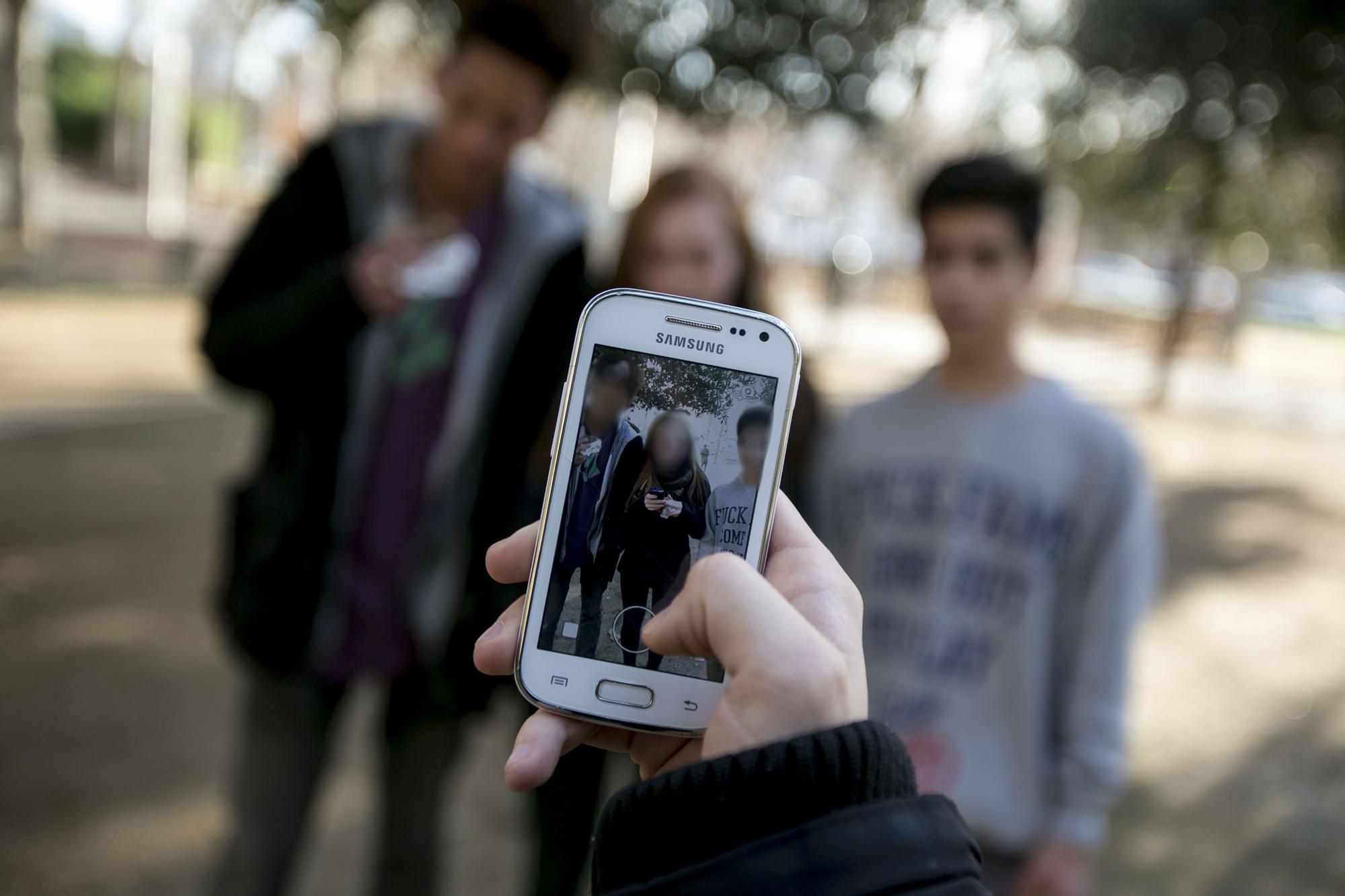 Un grupo de adolescentes con su móvil