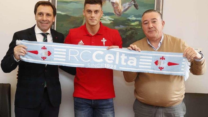 Robert Mazan posa con la bufanda del Celta con el director deportivo, Felipe Miñambres, y el vicepresidente Ricardo Barros. // Celta Media