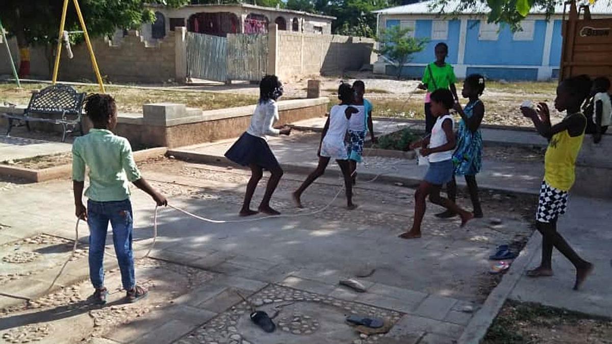 Un grupo reducido de niños juega a la comba en la calle. | ONG Visión Solidaria