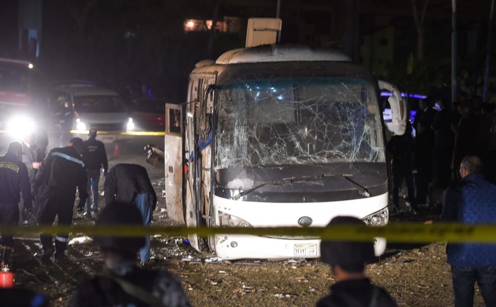 Las fotos del bus tras la explosión en El Cairo.