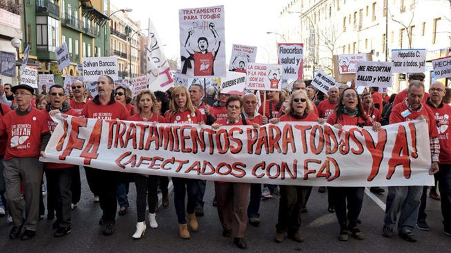 Manifestantes reclaman el acceso a la medicación.