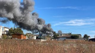 Aparatoso incendio en una nave industrial cerca del aeropuerto de Girona
