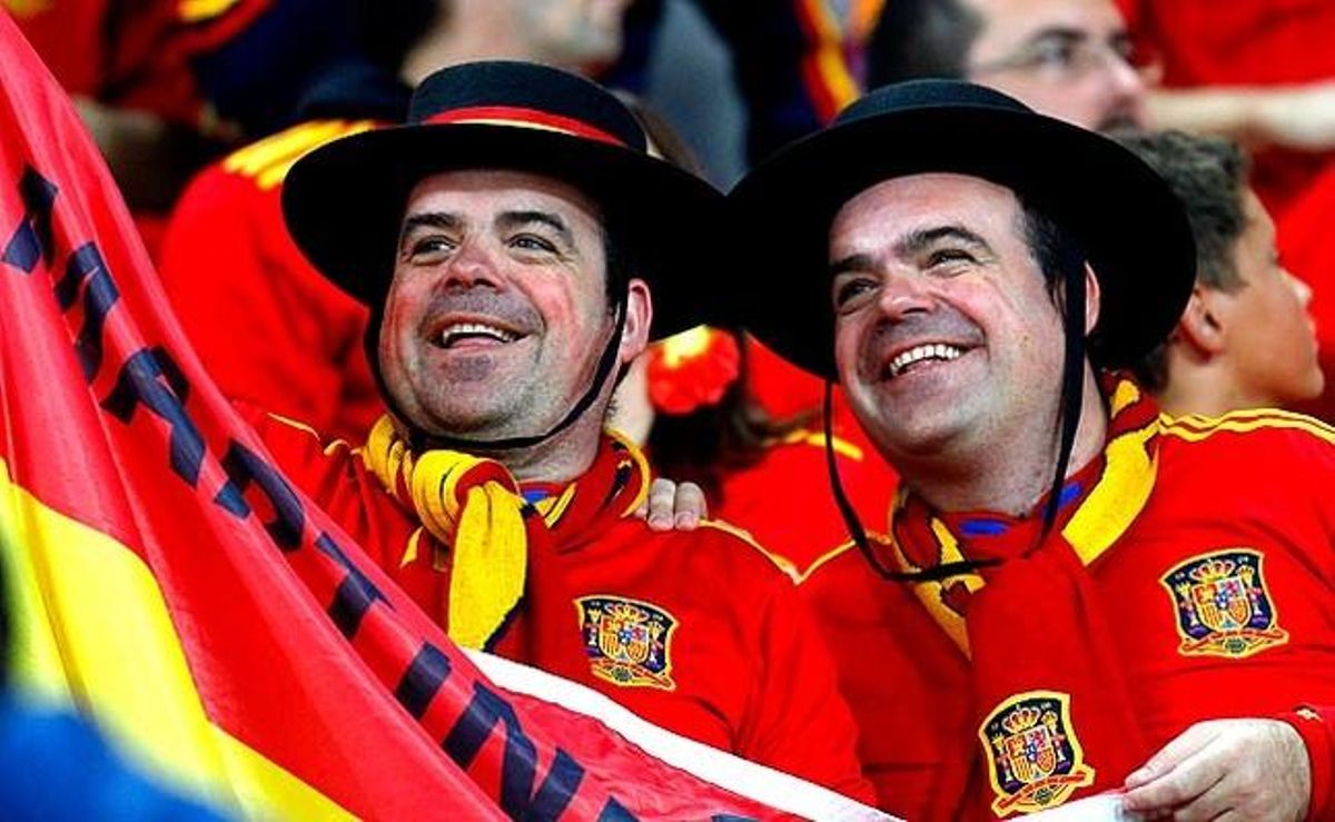 Dos seguidors de la selecció espanyola animen el seu equip a les grades de l’estadi de Durban, a Sud-àfrica.
