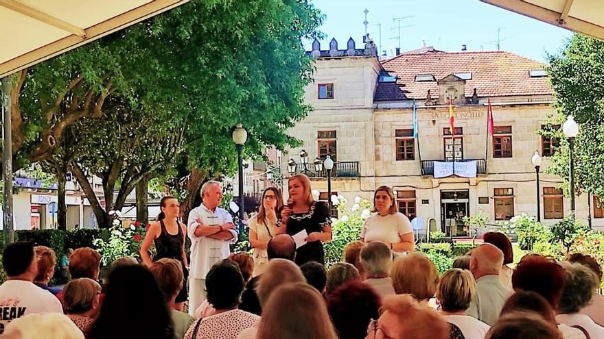 La alcaldesa Digna Rivas y la concejala Iria Vilaboa, ayer, en un acto en la alameda.