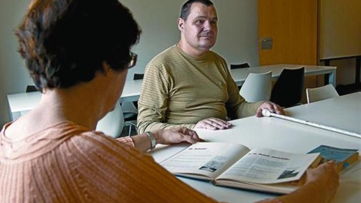 Lectura oral 8 Encarna Benito lee un libro de aventuras al invidente Albert Angulo, el pasado lunes