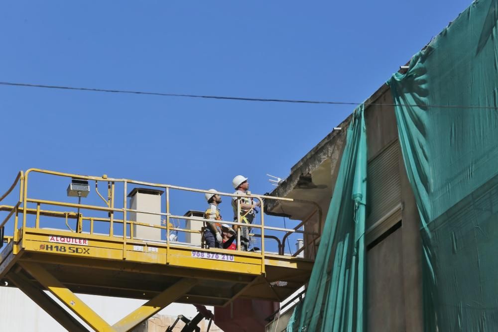 Comienzan las obras de demolición del edificio de la esquina de María Parodi con Ramón Gallud en Torrevieja