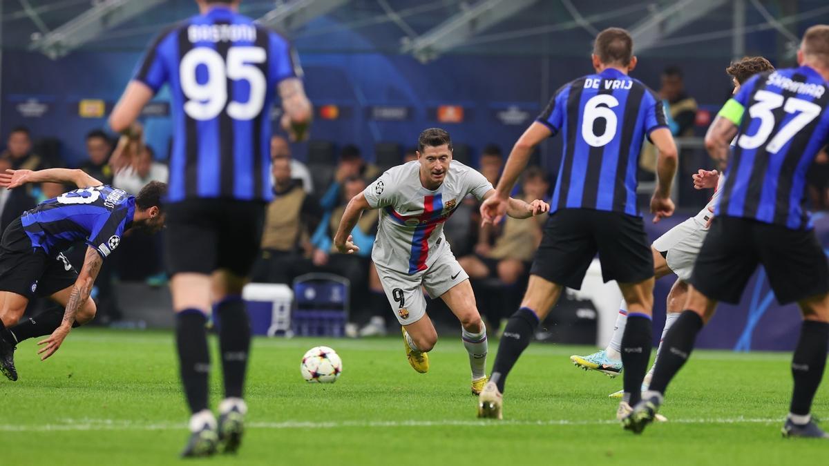 Lewandowski, rodeado de futbolistas del Inter en San Siro