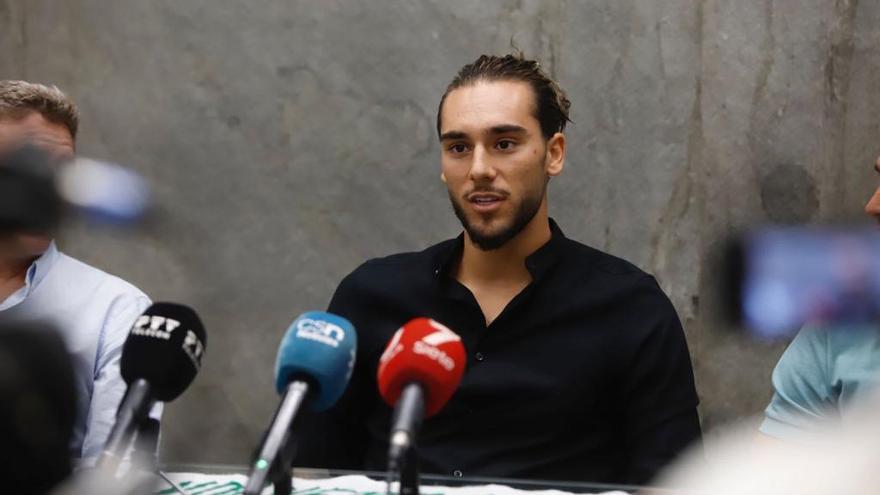 Gudelj, durante su acto de renovación con el Córdoba CF.