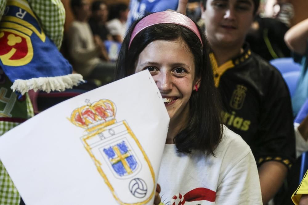 Los jugadores del Real Oviedo Valera y Vila visitan el colegio de educación especial de Latores