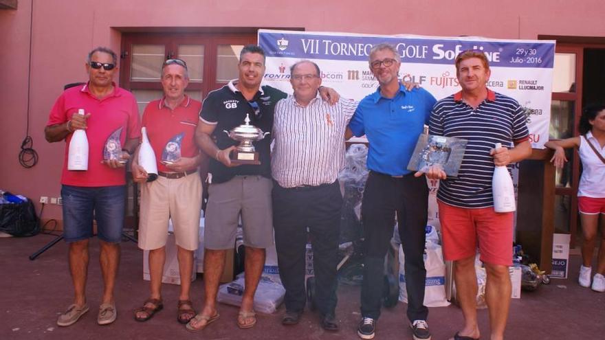 Los ganadores del torneo posan con los trofeos.