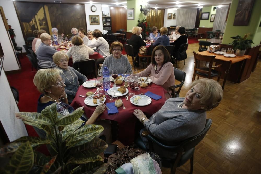 Merienda de Comadres en el casino de Avilés