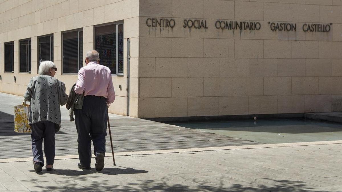 Dos personas en el entorno del centro social de Gastón Castelló, en imagen de archivo