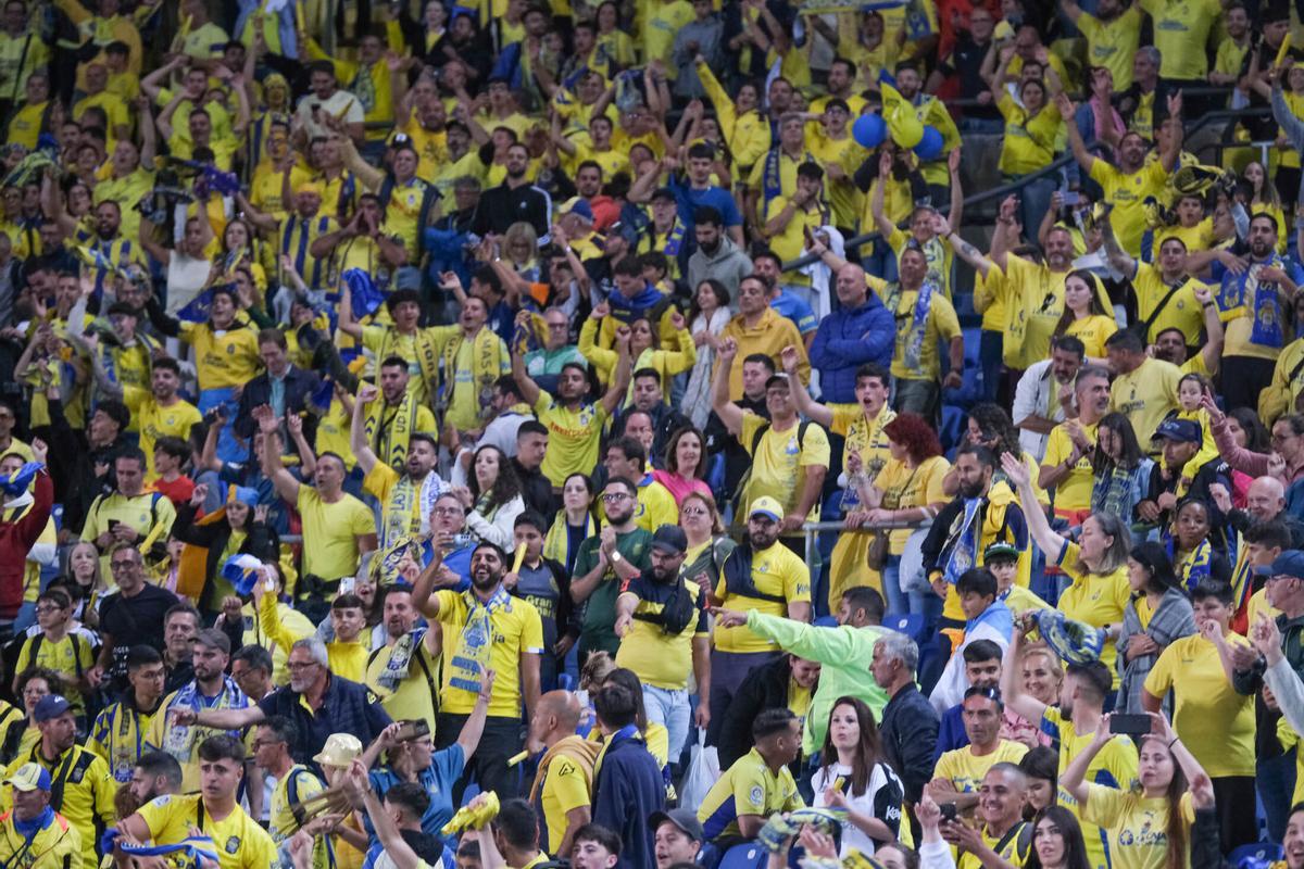 Los aficionados de la UD Las Palmas celebran en las gradas