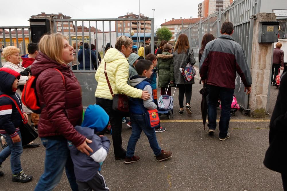 Manifestación frente al Colegio Montevil