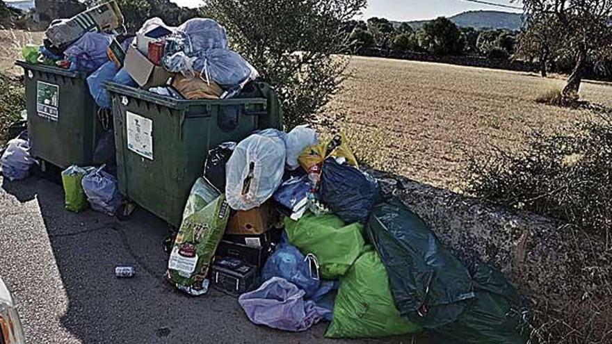 AcumulaciÃ³n de bolsas de basuras en los contenedores.