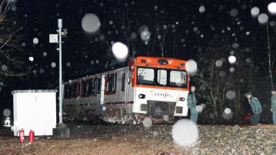 Agentes de la Guardia Civil junto a la cabeza del tren, que rompió los raíles y las bases de cemento de la vía.  // Bernabé/Gutier