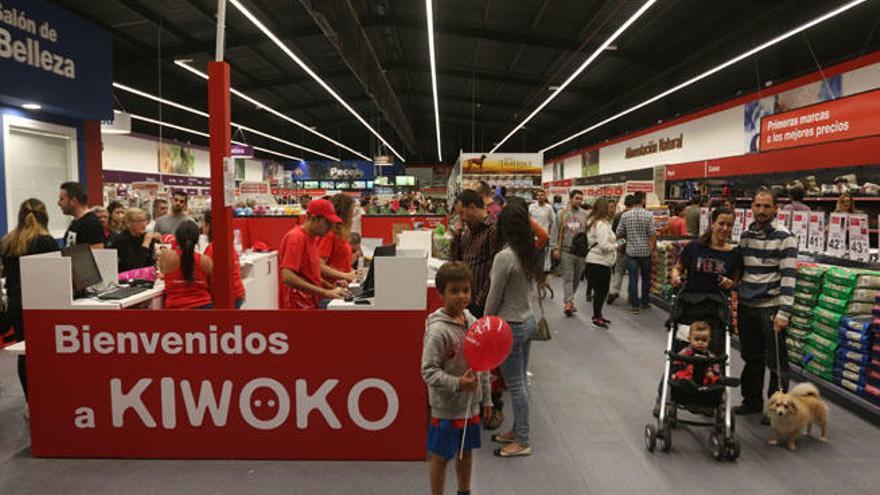 Interior de la tienda Kiwoko recién inaugurada.