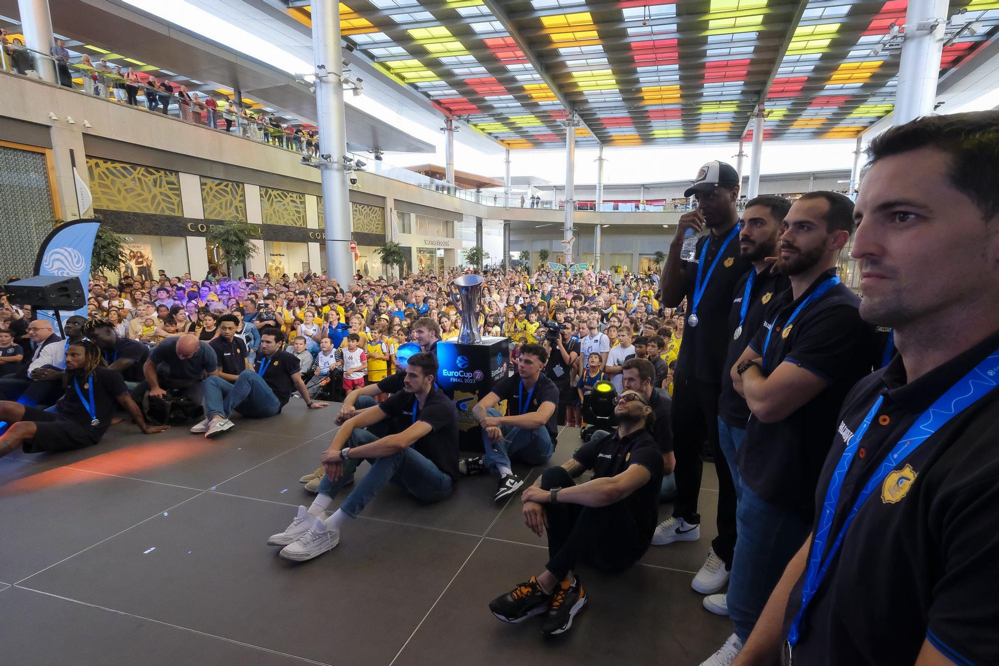 El Granca pasea la copa de campeón de la Eurocup por el CC Alisios