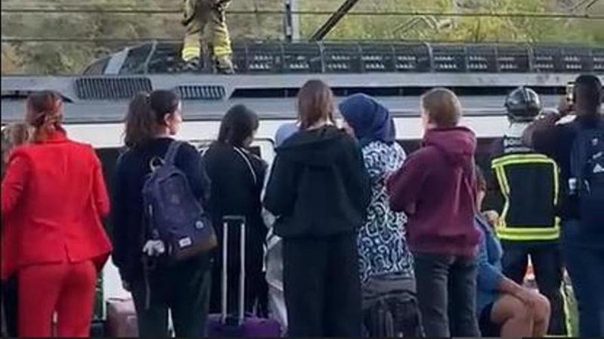 Intervención de los bomberos para apagar el conato de incendio en un tren regional de la línea Barcelona-Madrid