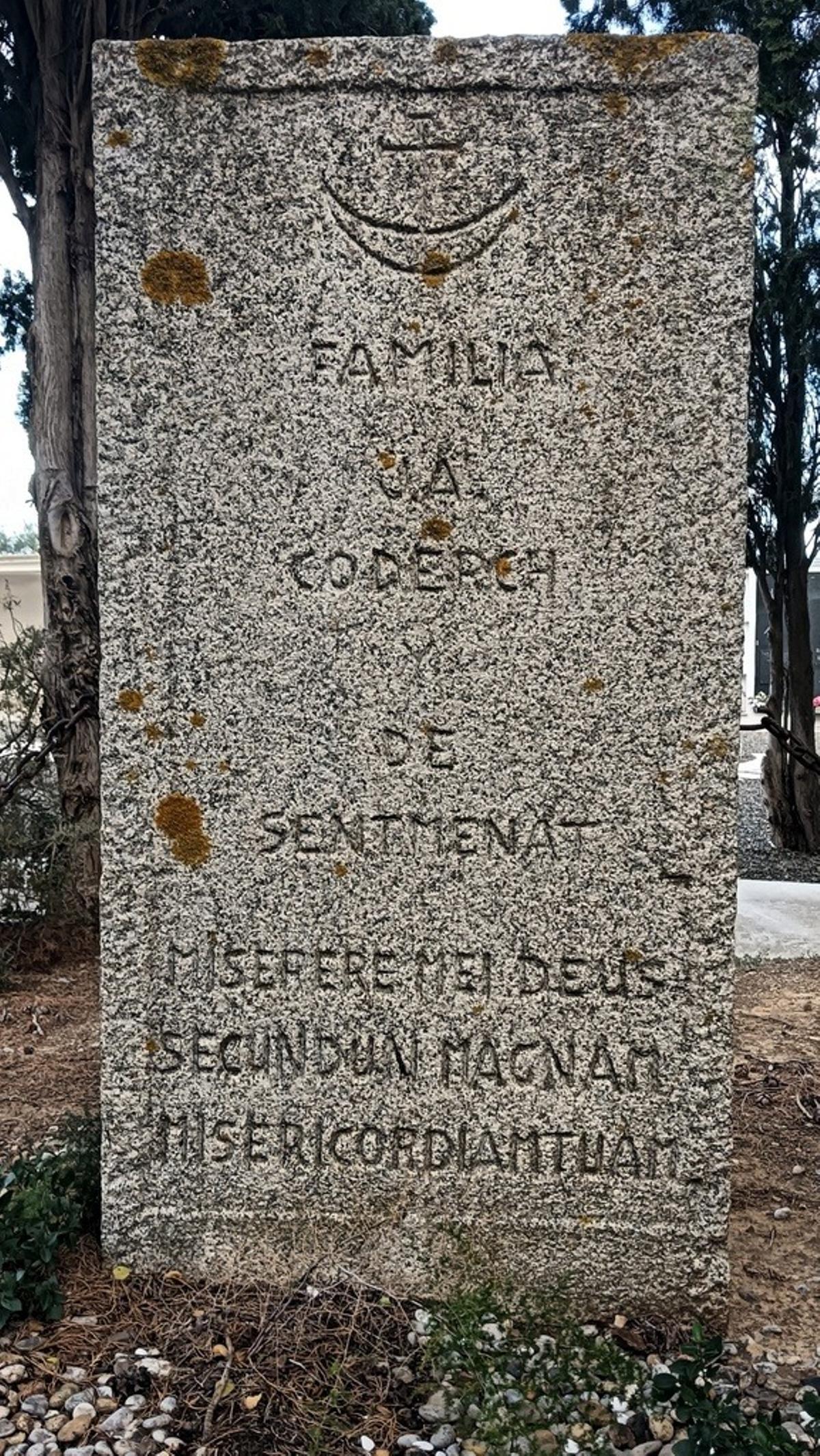 El monòlit de la família Coderch de Sentmenat en el cementiri d'Espolla