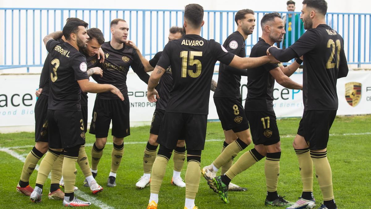 Jugadores del Intercity celebran un gol en Villafranqueza